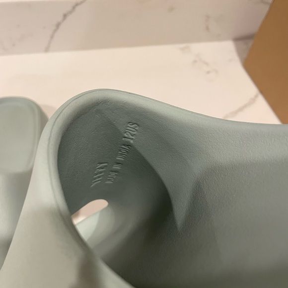 Yeezy slides 
Slate marine mens size 12 - Picture 6 of 6